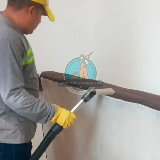 LAVADO DE MUEBLES EN LIMA 11 Operario lavando un sofá con máquina de inyección y succión