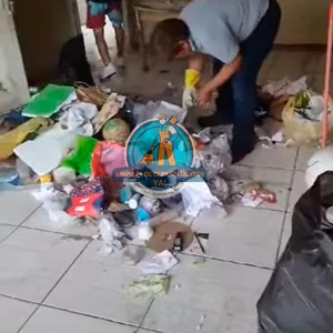 Operarios recogiendo escombros y basura de una cocina en una limpieza de final de obra