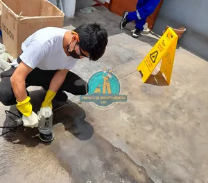 Operario de Limpieza de Departamentos YA lavando el piso con máquina en una obra