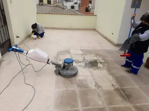 Máquina pulidora limpiando el piso de una terraza en una vivienda de Lima
